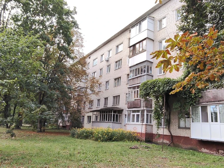 Продам. Однокімнатна.. Світло не вимикають.