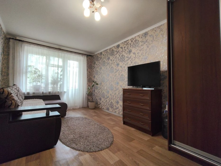 Продам. Однокімнатна.. Світло не вимикають.