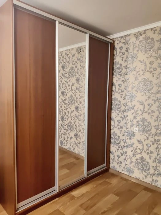 Продам. Однокімнатна.. Світло не вимикають.