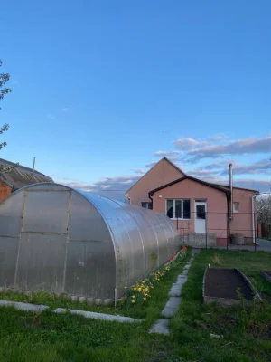 Продам два будинки на одній ділянці