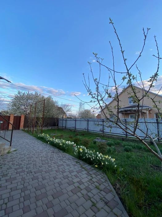 Продам два будинки на одній ділянці