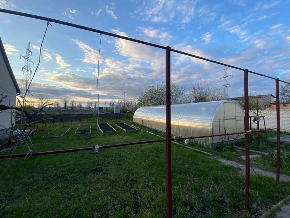 Продам два будинки на одній ділянці