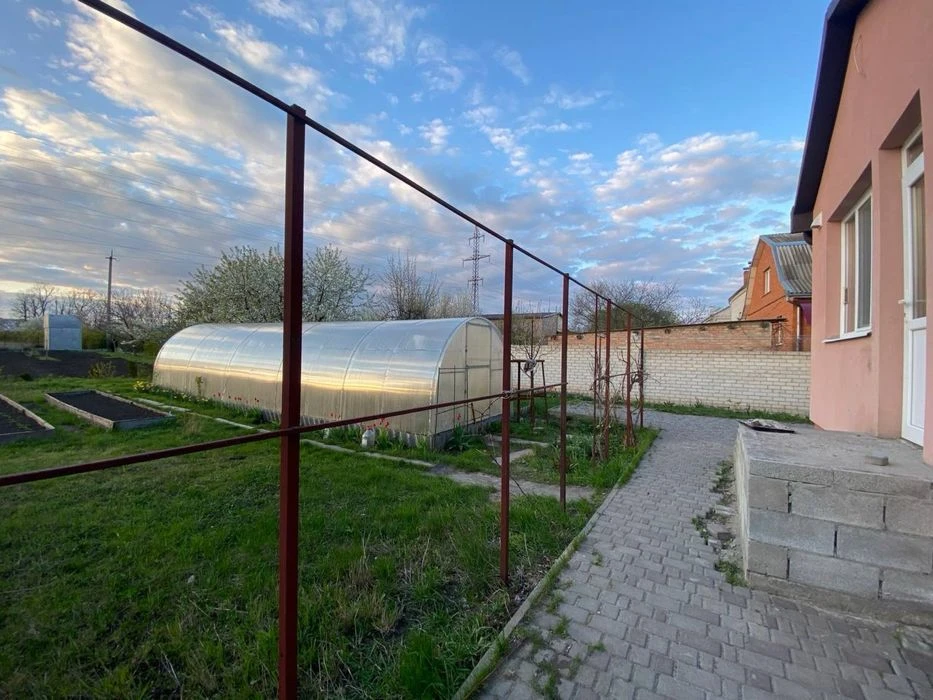 Продам два будинки на одній ділянці