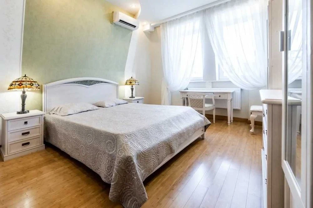 Без комісії !! Торг Продаж 3-кімнатної квартири в Голосіївсь