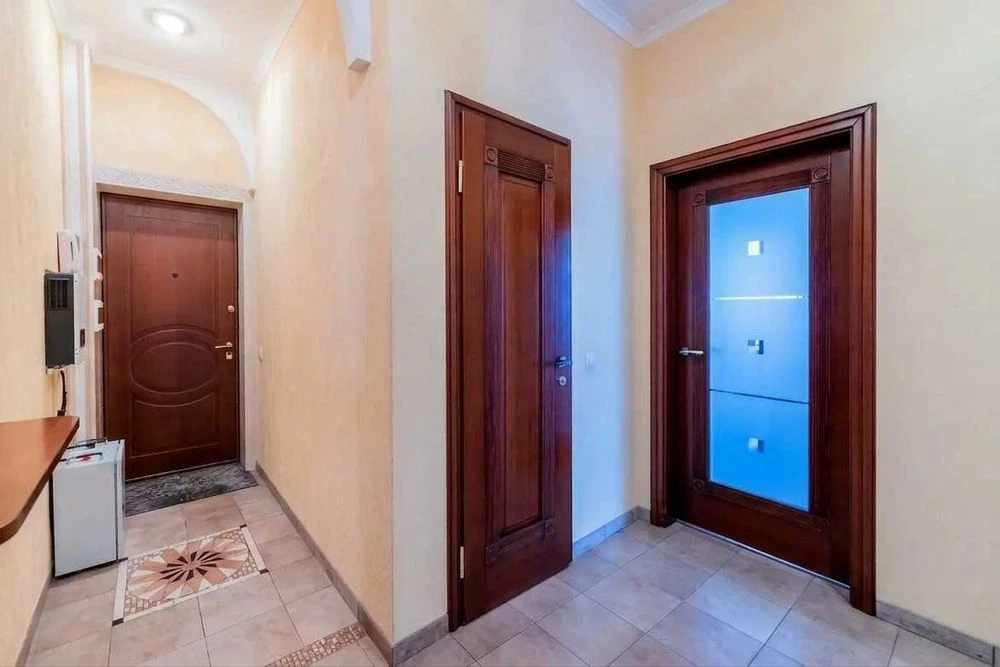 Без комісії !! Торг Продаж 3-кімнатної квартири в Голосіївсь