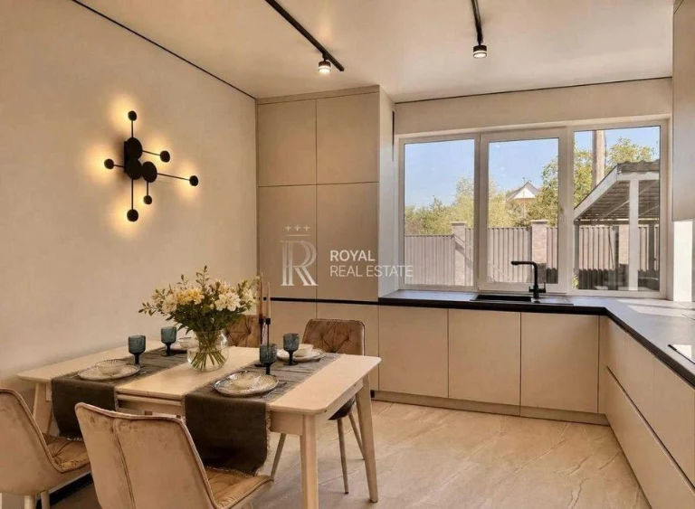 Продаж Дуплекс 180 кв. м., 5 соток, з сучасним ремонтом, 3 с