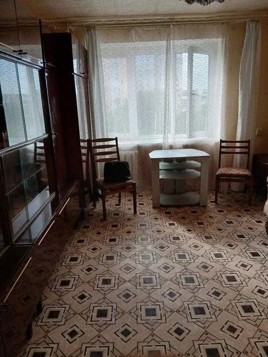 Продам 1к. гостинку со своими службами, м. Дворец Спорта