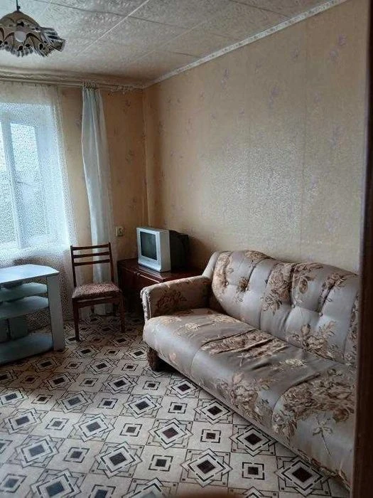 Продам 1к. гостинку со своими службами, м. Дворец Спорта