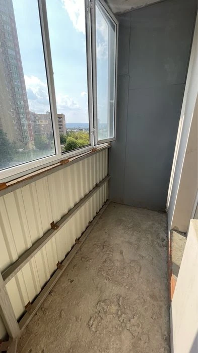 I am selling my 4-room apartment of 162m2 on the 4th floor of the Monte Plaza residential complex