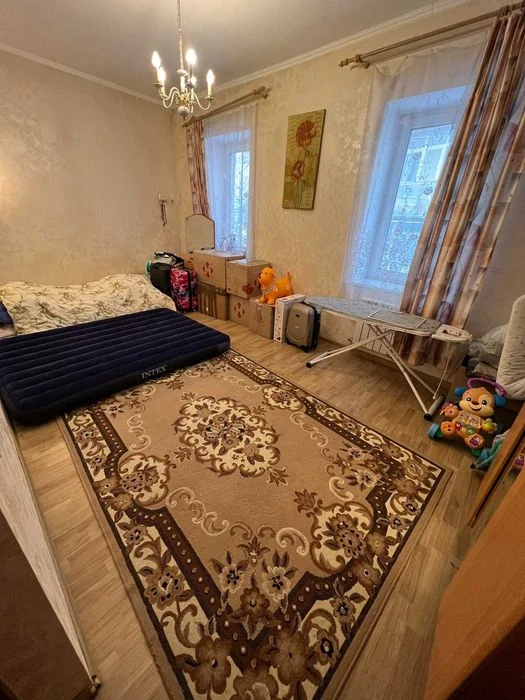 Продается двухуровневая квартира в центре города.