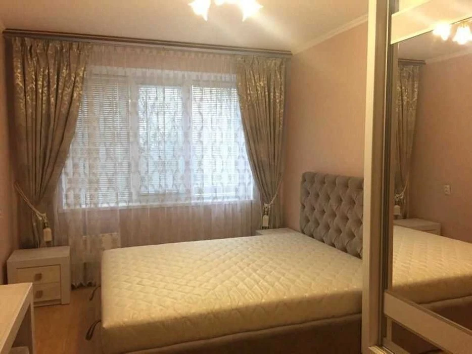 Three-room apartment for sale near Palats Sportu metro station, 10 minutes' walk away.
