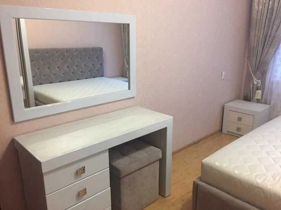 Three-room apartment for sale near Palats Sportu metro station, 10 minutes' walk away.
