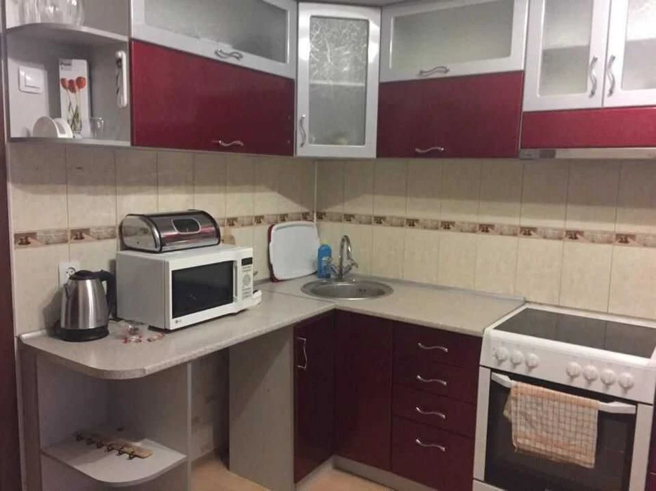 Three-room apartment for sale near Palats Sportu metro station, 10 minutes' walk away.