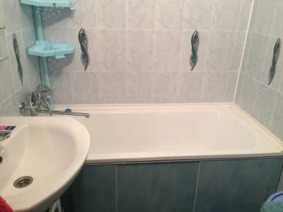 Three-room apartment for sale near Palats Sportu metro station, 10 minutes' walk away.