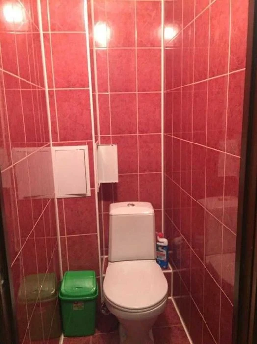 Three-room apartment for sale near Palats Sportu metro station, 10 minutes' walk away.