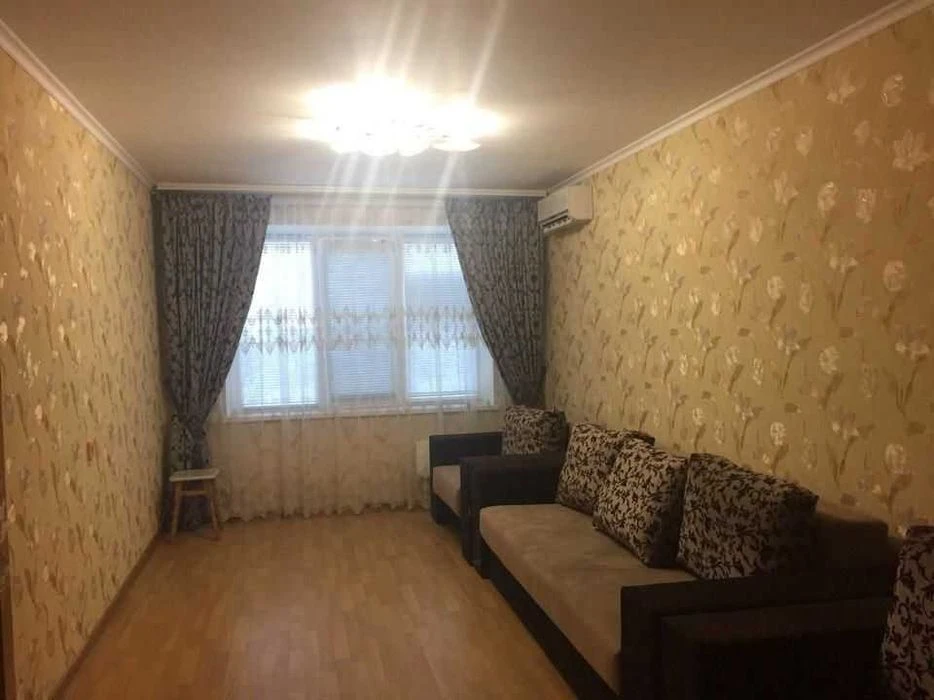 Three-room apartment for sale near Palats Sportu metro station, 10 minutes' walk away.