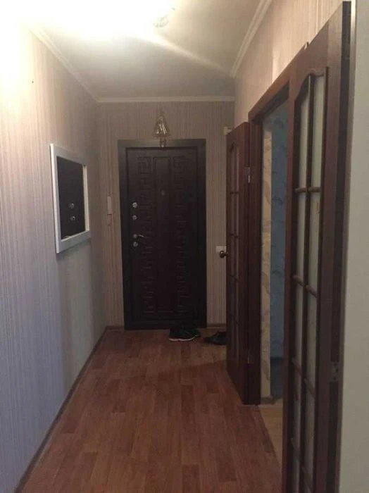Three-room apartment for sale near Palats Sportu metro station, 10 minutes' walk away.