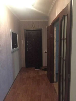 Three-room apartment for sale near Palats Sportu metro station, 10 minutes' walk away.