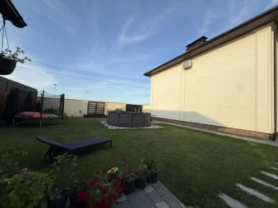 Продаж кутового котеджу з гаражем
