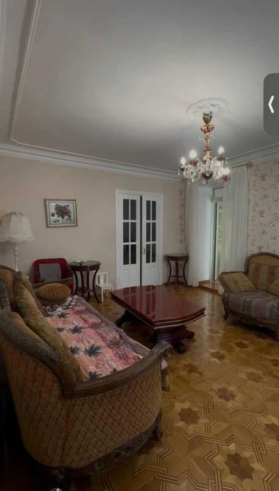 Продається два затишних і світлих будинки на 8 сотках на 10