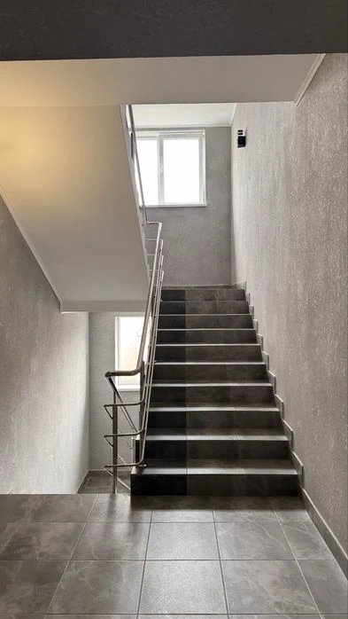 Продається гарна, простора 2-х кімнатна. Боздош. 66 м.кв.