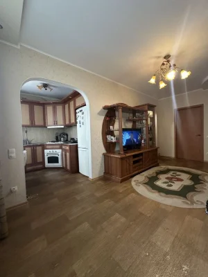 Двокімнатна. Другий поверх. Продаж.