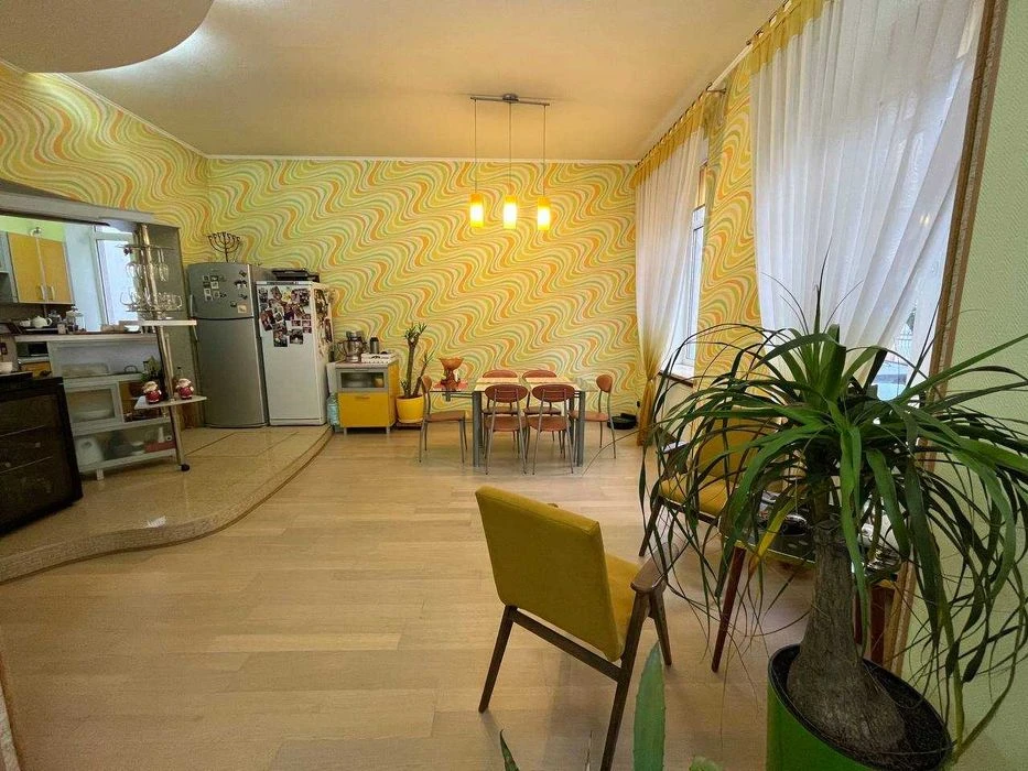 Квартира в історичному центрі міста, ремонт, меблі, техніка