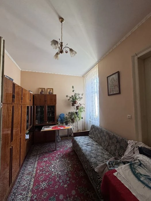 Продається 4-кімнатна квартира по вул. Переяславській