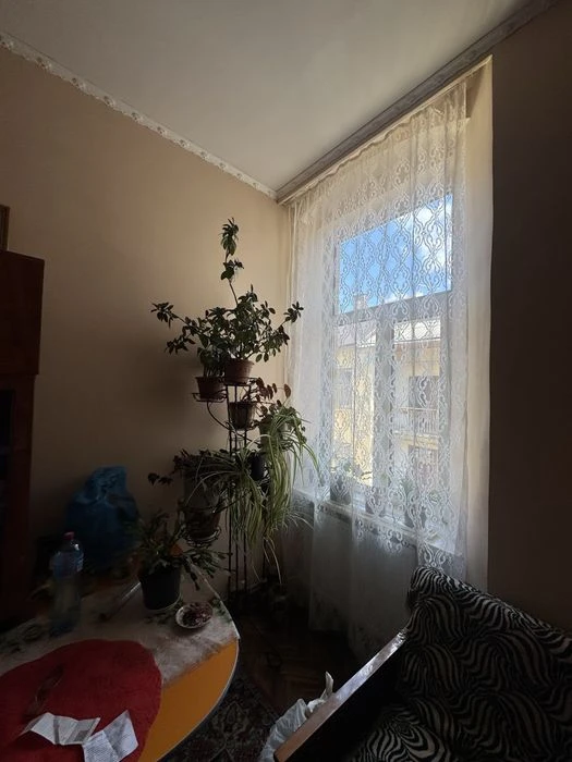 Продається 4-кімнатна квартира по вул. Переяславській