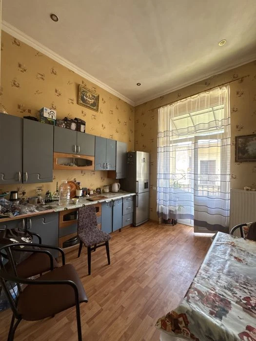 Продається 4-кімнатна квартира по вул. Переяславській