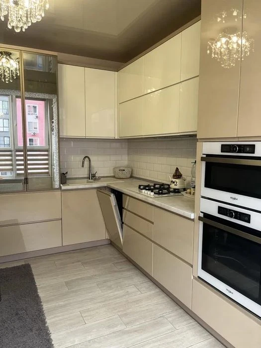 Продаж 2 кімн квартира 67 м² 4/10 вул.Богдана Хмельницького