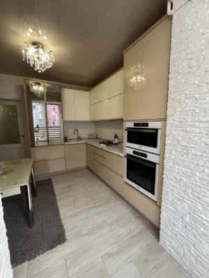 Продаж 2 кімн квартира 67 м² 4/10 вул.Богдана Хмельницького