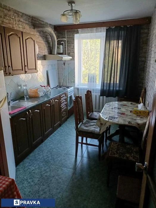 ТЕРМІНОВО! Простора 3 кімнатна квартира 74м2, біля 17 школи!