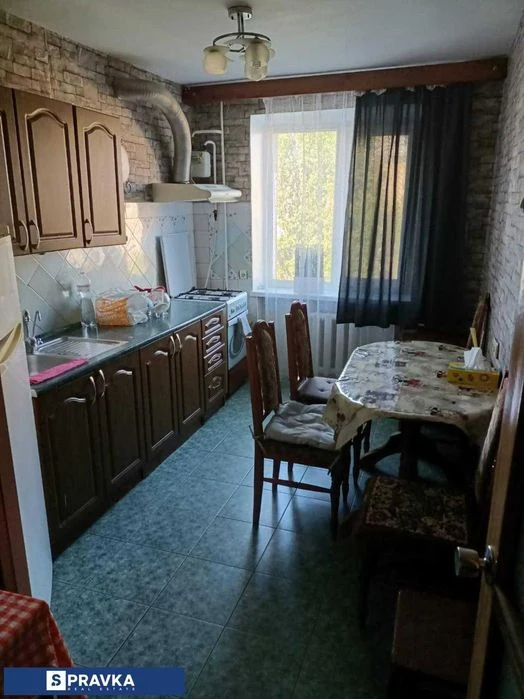 ТЕРМІНОВО! Простора 3 кімнатна квартира 74м2, біля 17 школи!