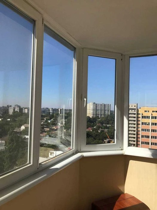 Затишна квартира у сучасному будинку з ремонтом, меблями і т