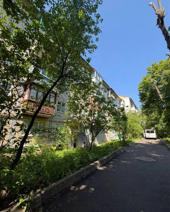 Трикімнатна квартира 50 метрів біля НАУ. Квартира під ремонт