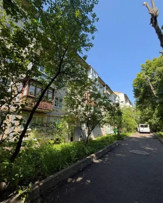 Трикімнатна квартира 50 метрів біля НАУ. Квартира під ремонт