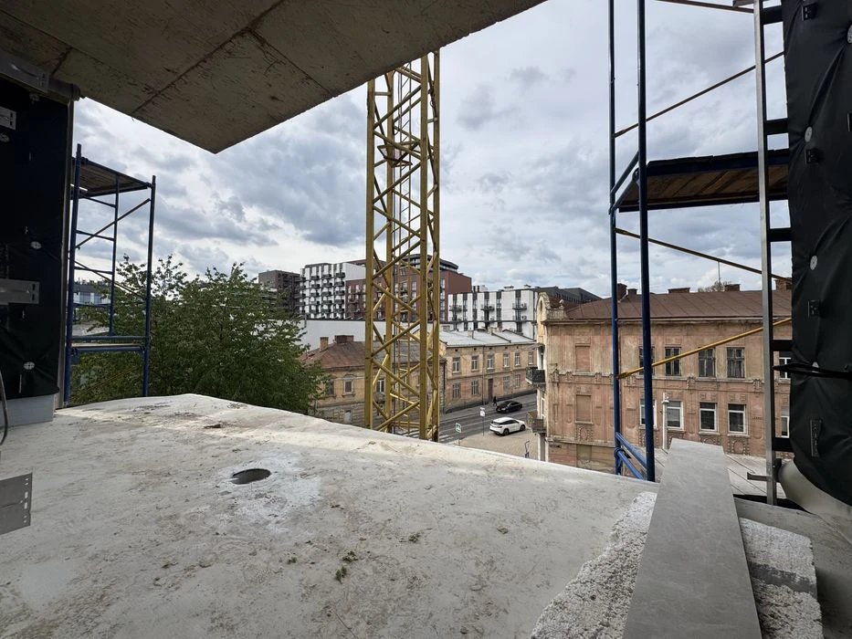 Продаж 2-кімнатної (85 м²) квартири в центрі Львова з балкон