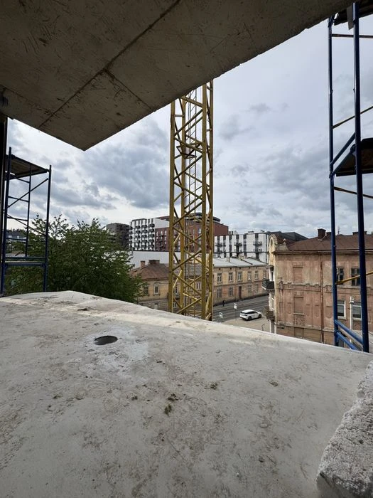 Продаж 2-кімнатної (85 м²) квартири в центрі Львова з балкон