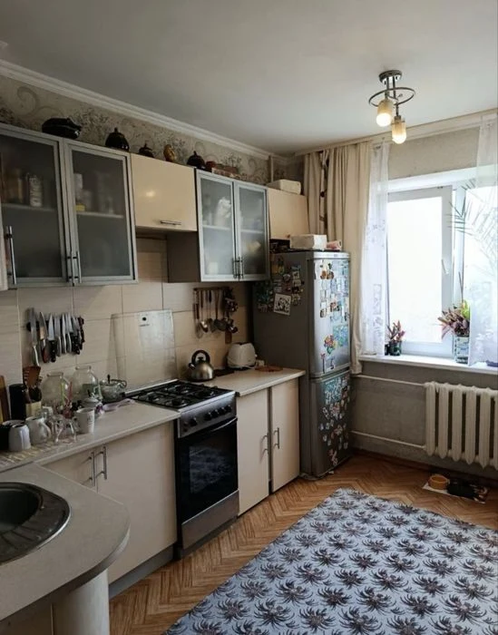 Квартира 4-х кімнатна,продаж,з меблями 9 мкр,6 поверх