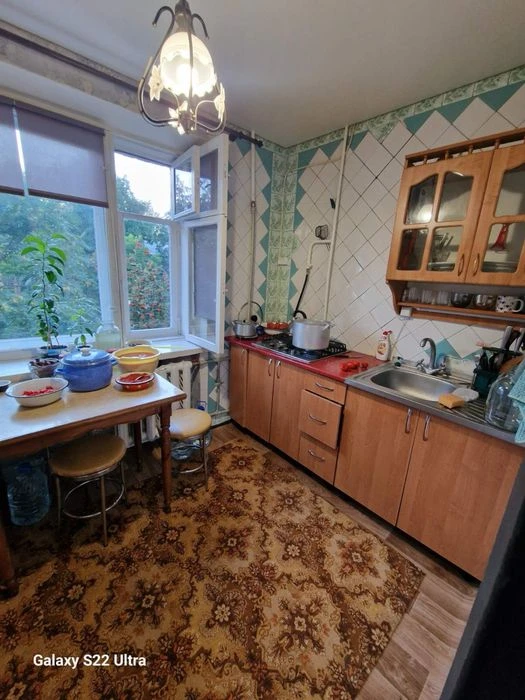 Продам квартиру  700$/м2краснополья (район 12 квартала ,крот