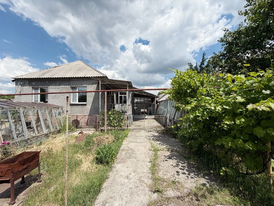 Продам дом АНД район 5 комнат,капитальный подвал,газ,14 сото
