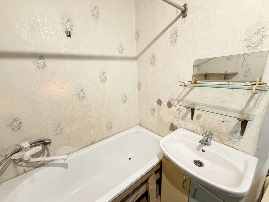 Продам дом АНД район 5 комнат,капитальный подвал,газ,14 сото