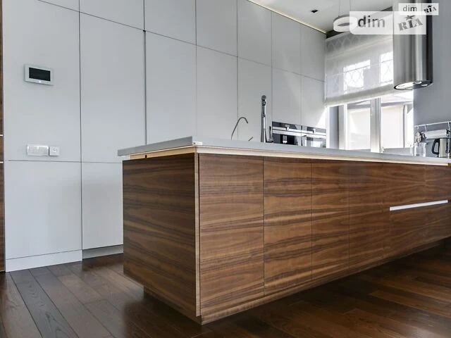 Продаж 2 поверхового будинку з верандою і ділянкою на 10 сот