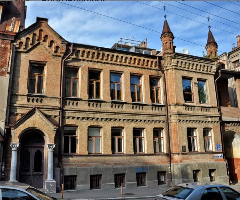 4-room apartment 136 m, Center. Darvina st. 31,