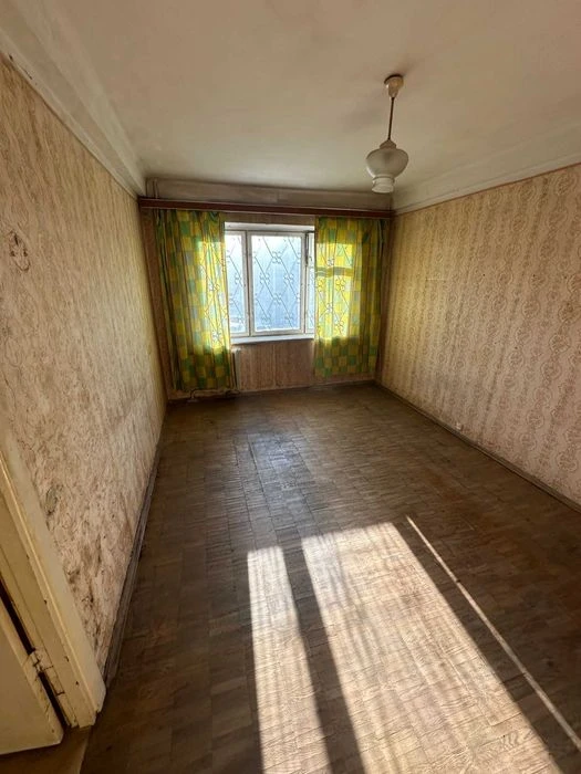 Однакомнатная Пр. Воскресенський 32 срочно продам