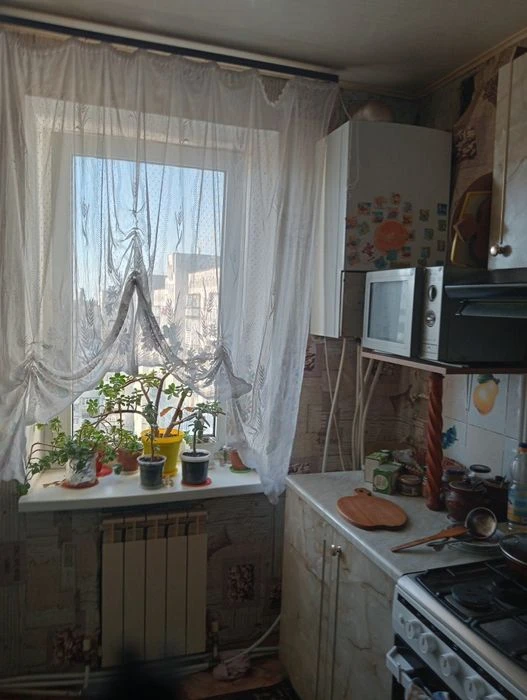 Продам трьох кім. АО, квартиру ,крошня,Покровська