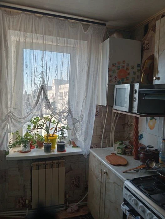 Продам трьох кім. АО, квартиру ,крошня,Покровська