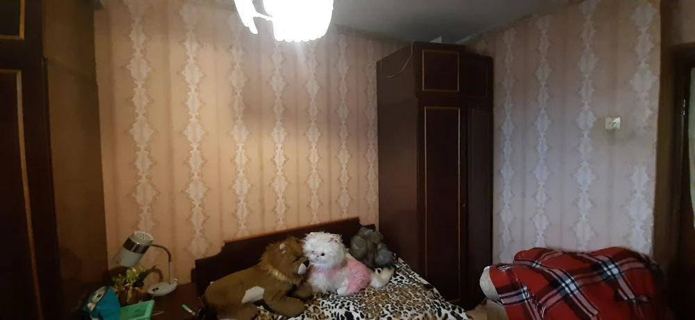 Продам трьох кім. АО, квартиру ,крошня,Покровська