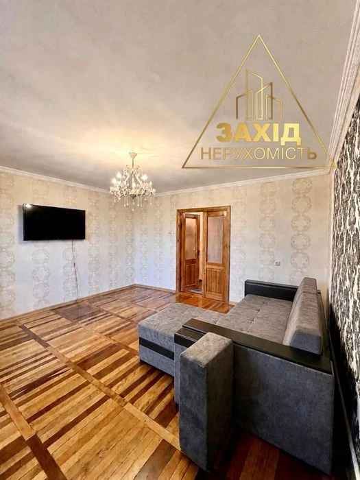Чотирикімнатна неподалік ЖК Оселя Парк, р-н ТРЦ «Порт Сіті»,